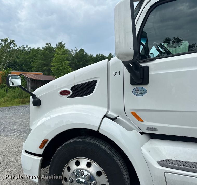 image for item NN9476 2019 Peterbilt  579 semi truck
