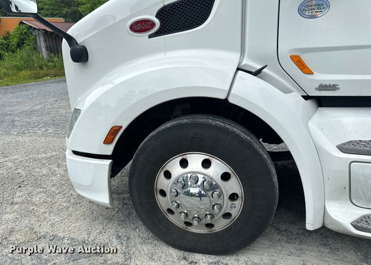 image for item NN9476 2019 Peterbilt  579 semi truck