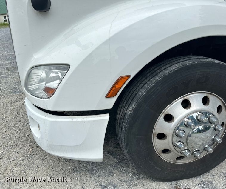 image for item NN9476 2019 Peterbilt  579 semi truck