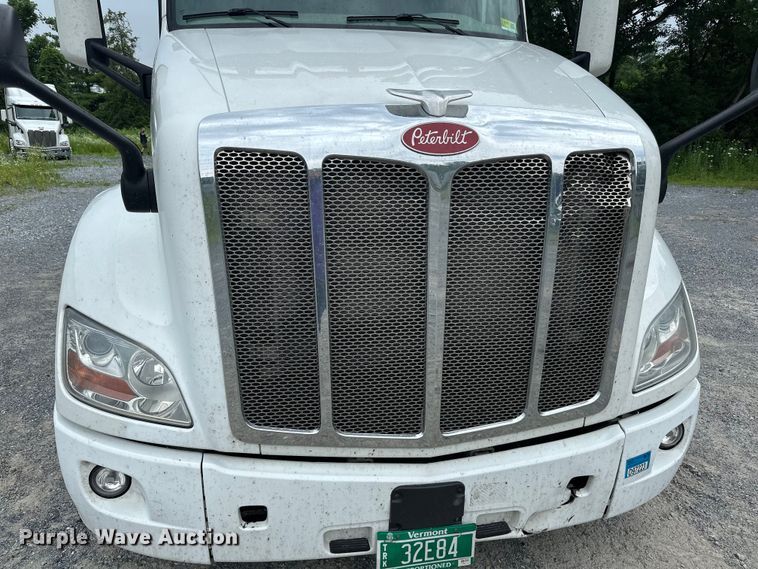 image for item NN9476 2019 Peterbilt  579 semi truck