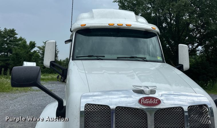 image for item NN9476 2019 Peterbilt  579 semi truck