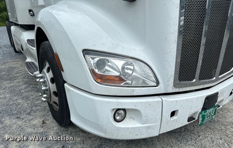 image for item NN9476 2019 Peterbilt  579 semi truck
