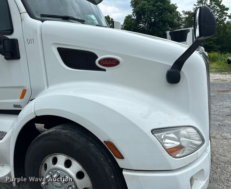 image for item NN9476 2019 Peterbilt  579 semi truck