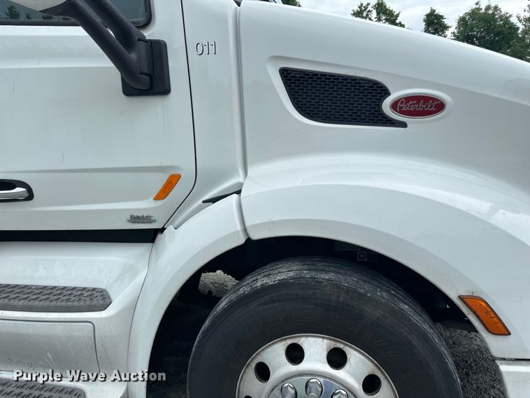 image for item NN9476 2019 Peterbilt  579 semi truck