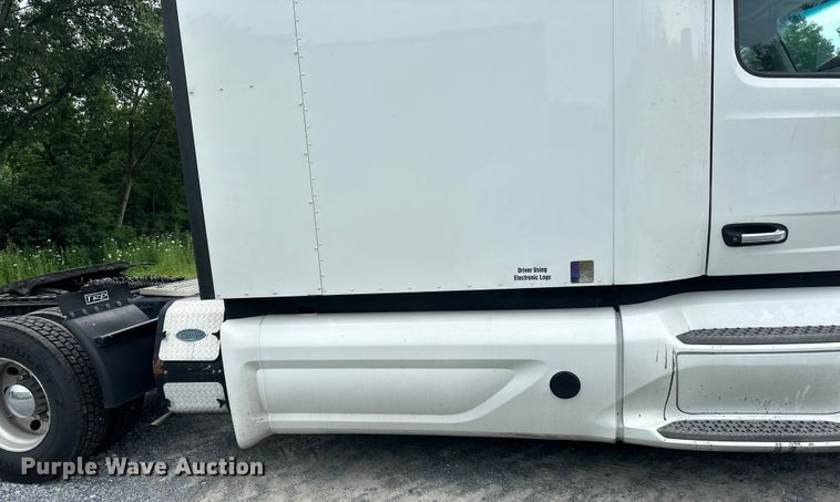 image for item NN9476 2019 Peterbilt  579 semi truck