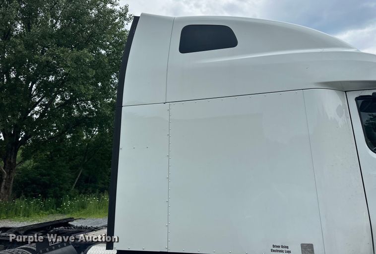 image for item NN9476 2019 Peterbilt  579 semi truck