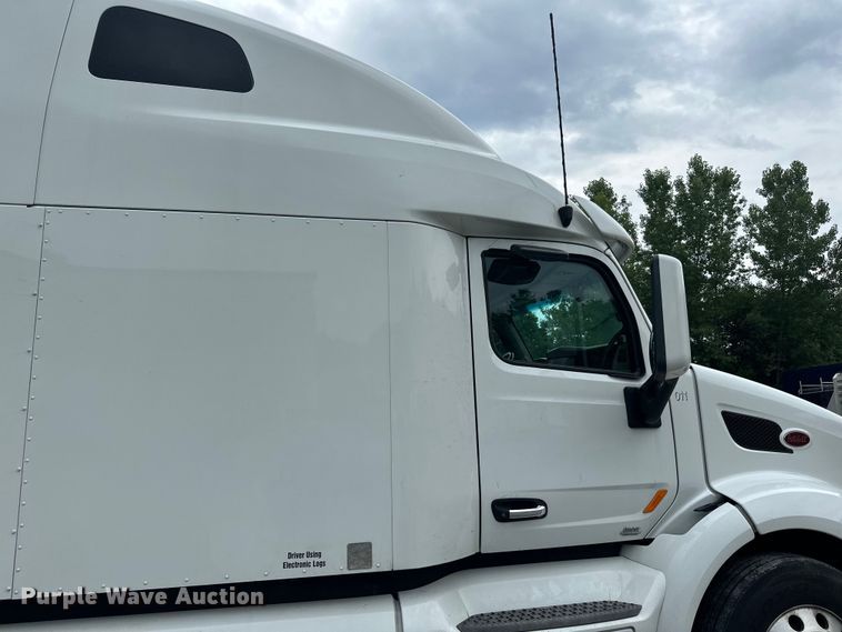 image for item NN9476 2019 Peterbilt  579 semi truck