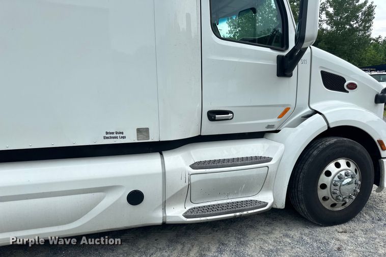 image for item NN9476 2019 Peterbilt  579 semi truck
