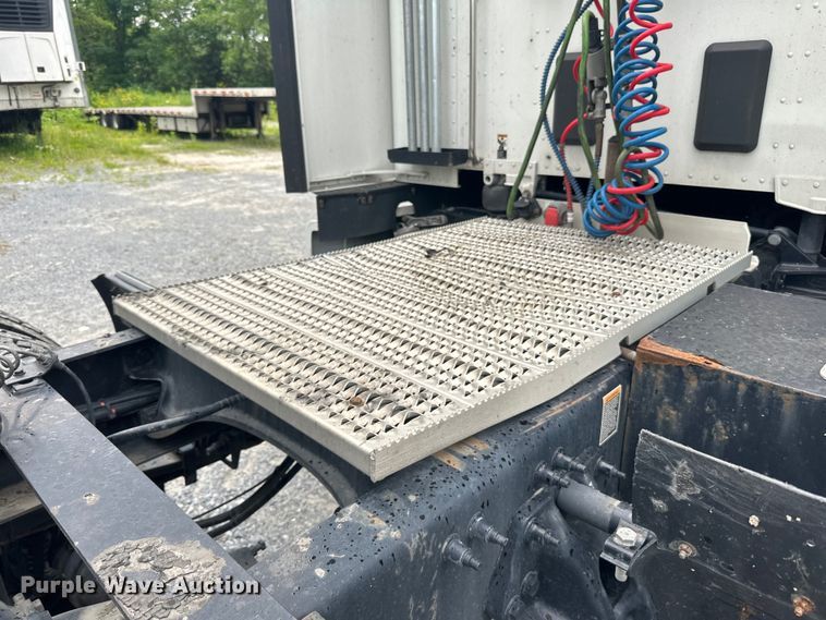 image for item NN9476 2019 Peterbilt  579 semi truck