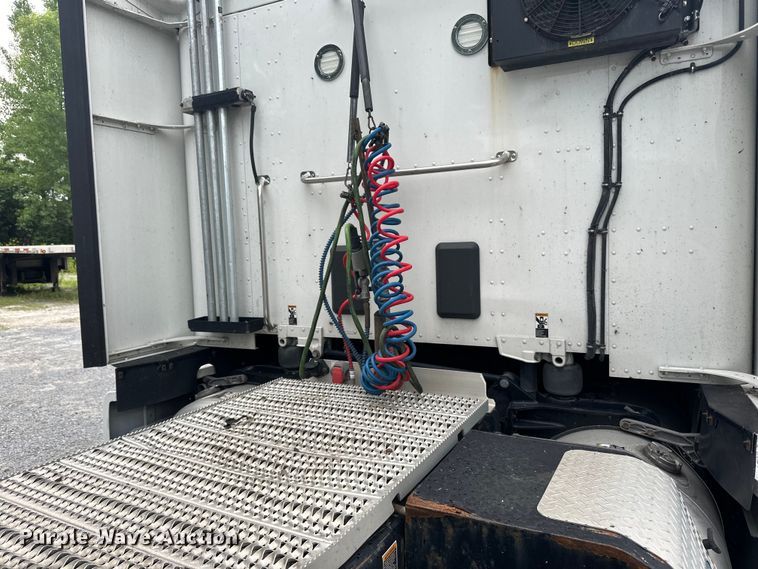 image for item NN9476 2019 Peterbilt  579 semi truck