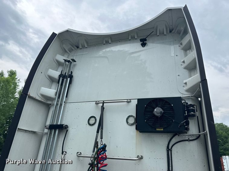 image for item NN9476 2019 Peterbilt  579 semi truck