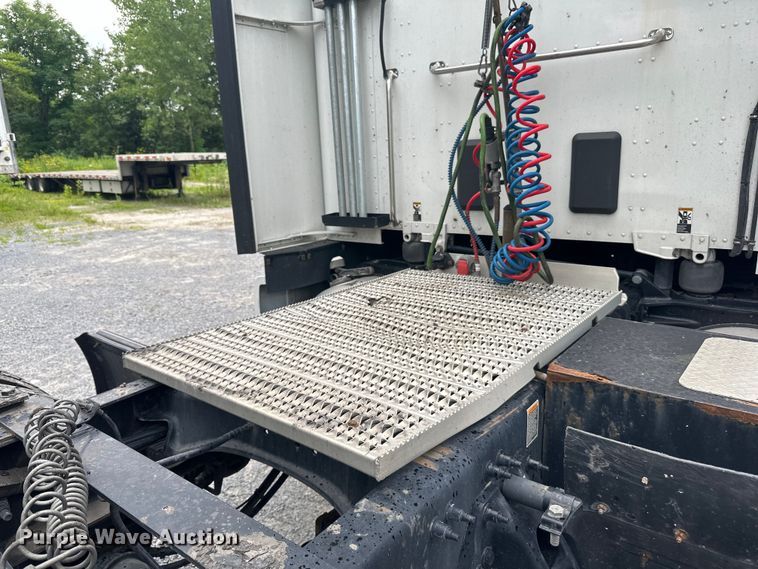 image for item NN9476 2019 Peterbilt  579 semi truck