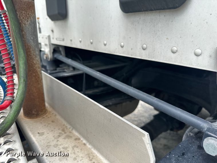 image for item NN9476 2019 Peterbilt  579 semi truck