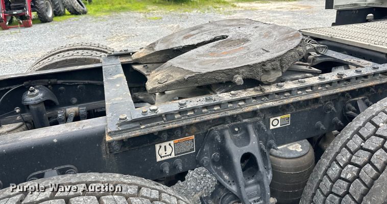 image for item NN9476 2019 Peterbilt  579 semi truck