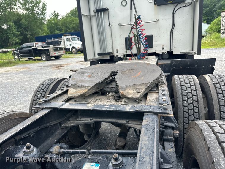 image for item NN9476 2019 Peterbilt  579 semi truck