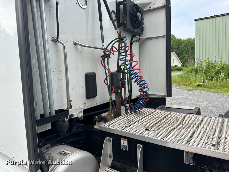 image for item NN9476 2019 Peterbilt  579 semi truck