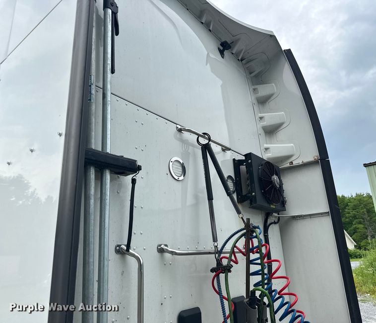 image for item NN9476 2019 Peterbilt  579 semi truck