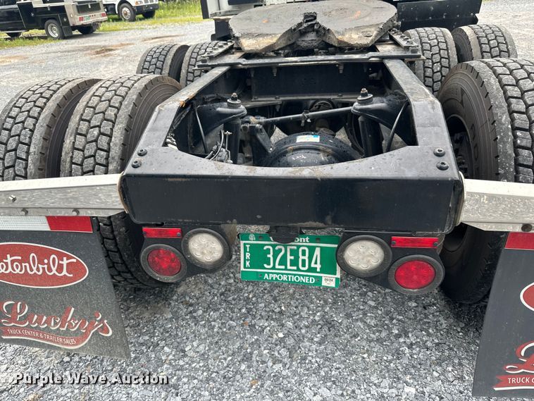 image for item NN9476 2019 Peterbilt  579 semi truck