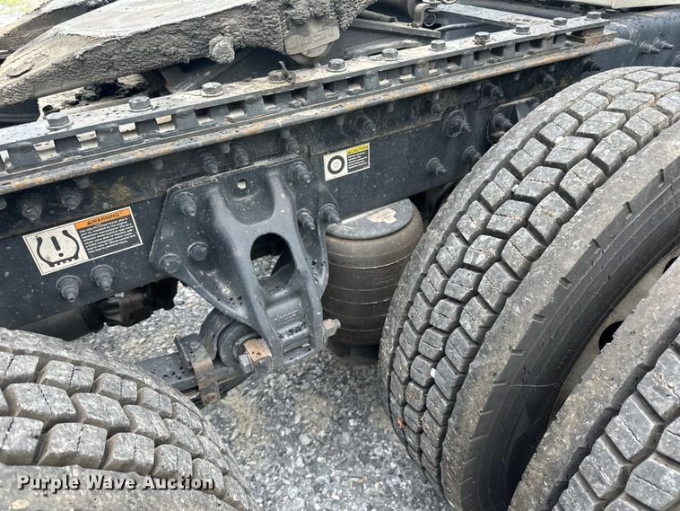 image for item NN9476 2019 Peterbilt  579 semi truck