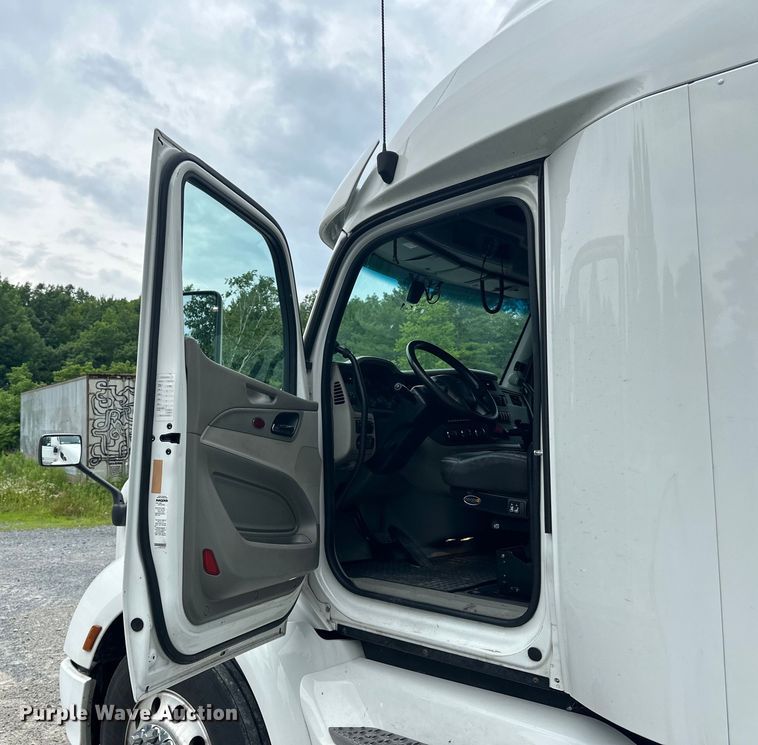 image for item NN9476 2019 Peterbilt  579 semi truck