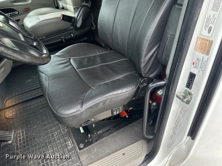 image for item NN9476 2019 Peterbilt  579 semi truck