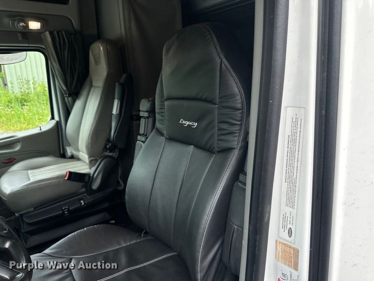 image for item NN9476 2019 Peterbilt  579 semi truck