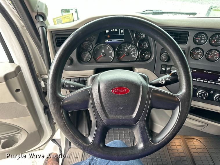 image for item NN9476 2019 Peterbilt  579 semi truck