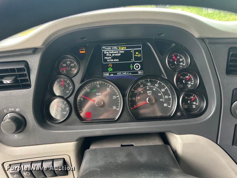 image for item NN9476 2019 Peterbilt  579 semi truck