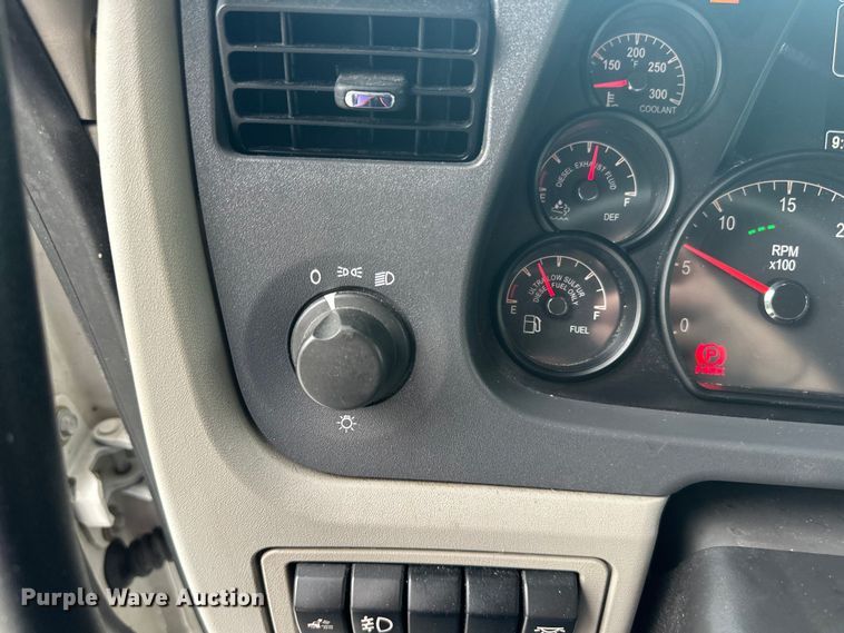 image for item NN9476 2019 Peterbilt  579 semi truck