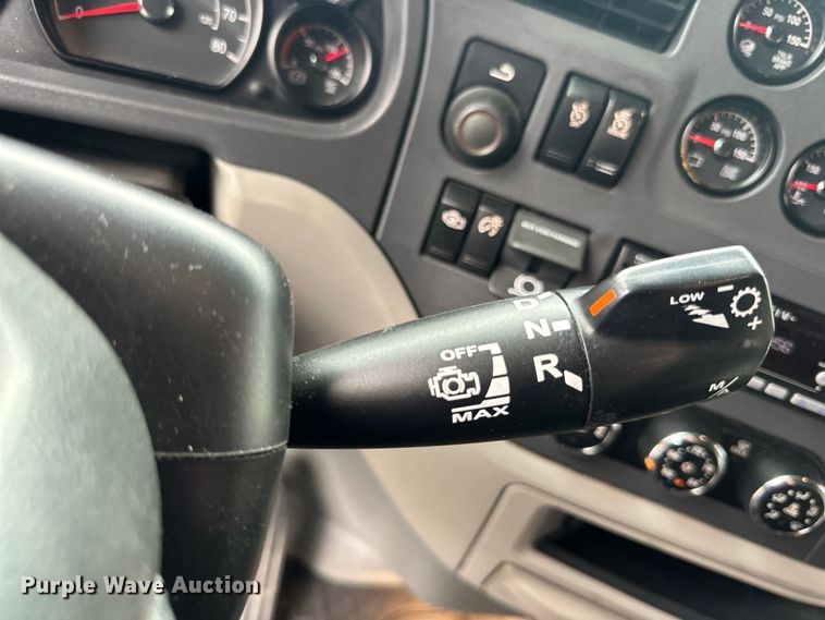 image for item NN9476 2019 Peterbilt  579 semi truck