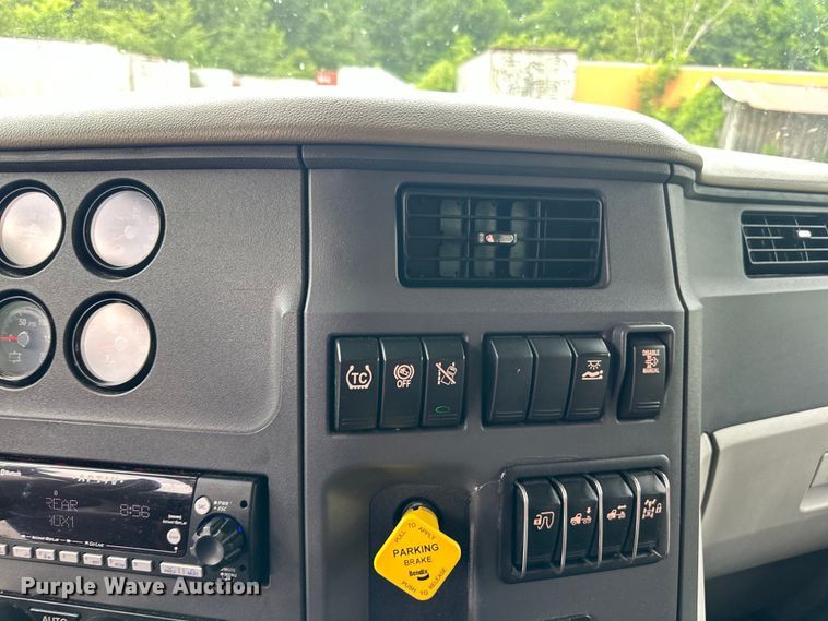 image for item NN9476 2019 Peterbilt  579 semi truck