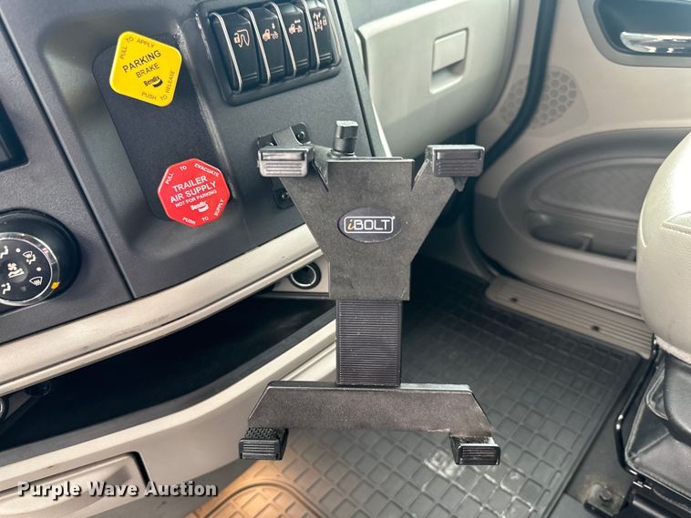 image for item NN9476 2019 Peterbilt  579 semi truck