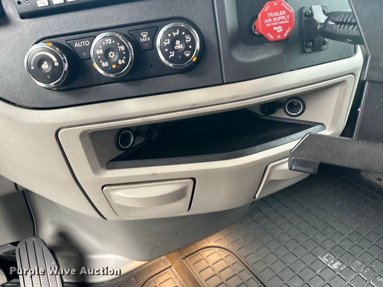 image for item NN9476 2019 Peterbilt  579 semi truck