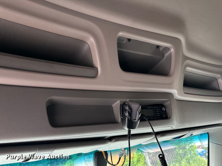 image for item NN9476 2019 Peterbilt  579 semi truck