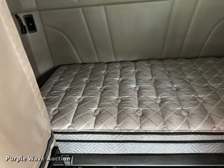 image for item NN9476 2019 Peterbilt  579 semi truck