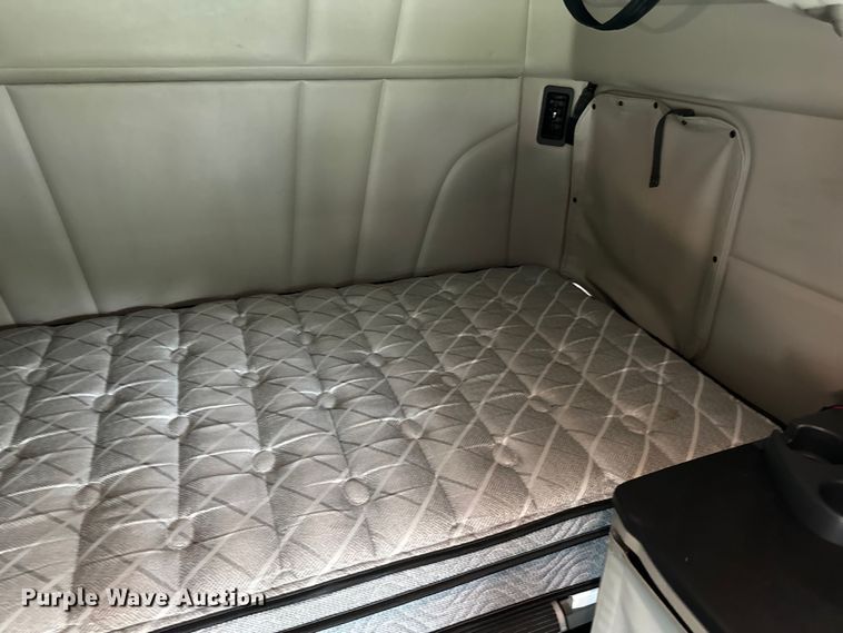 image for item NN9476 2019 Peterbilt  579 semi truck