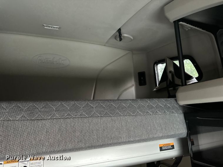 image for item NN9476 2019 Peterbilt  579 semi truck