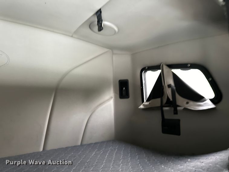 image for item NN9476 2019 Peterbilt  579 semi truck