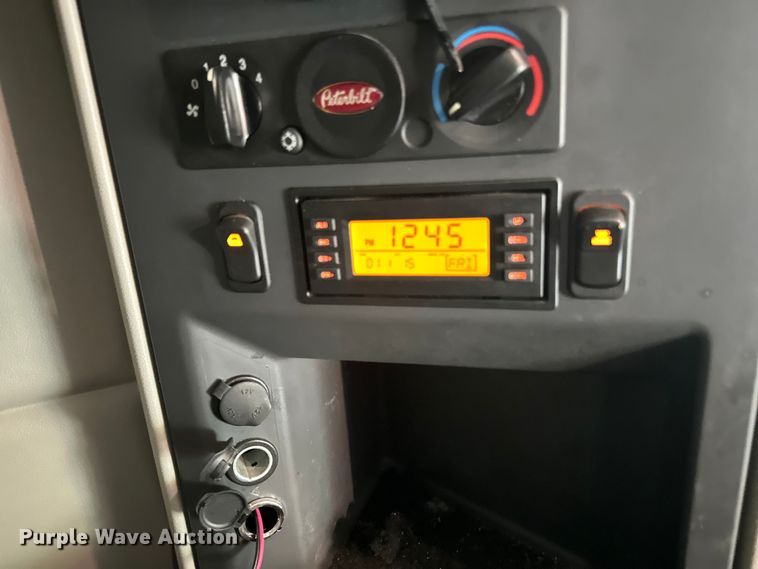 image for item NN9476 2019 Peterbilt  579 semi truck