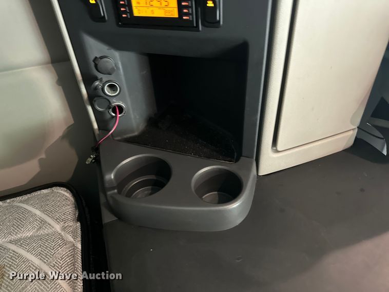 image for item NN9476 2019 Peterbilt  579 semi truck