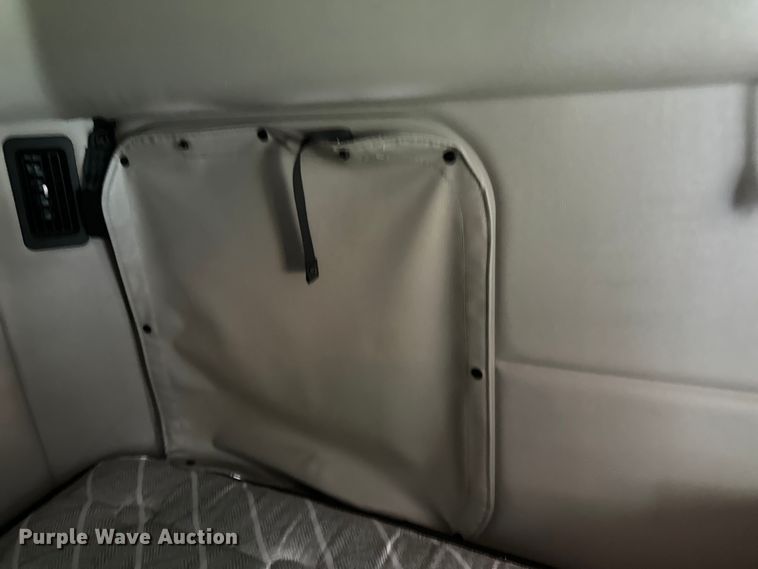 image for item NN9476 2019 Peterbilt  579 semi truck