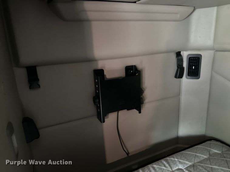 image for item NN9476 2019 Peterbilt  579 semi truck