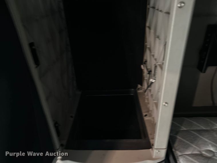 image for item NN9476 2019 Peterbilt  579 semi truck