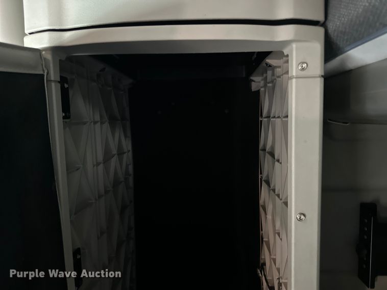 image for item NN9476 2019 Peterbilt  579 semi truck