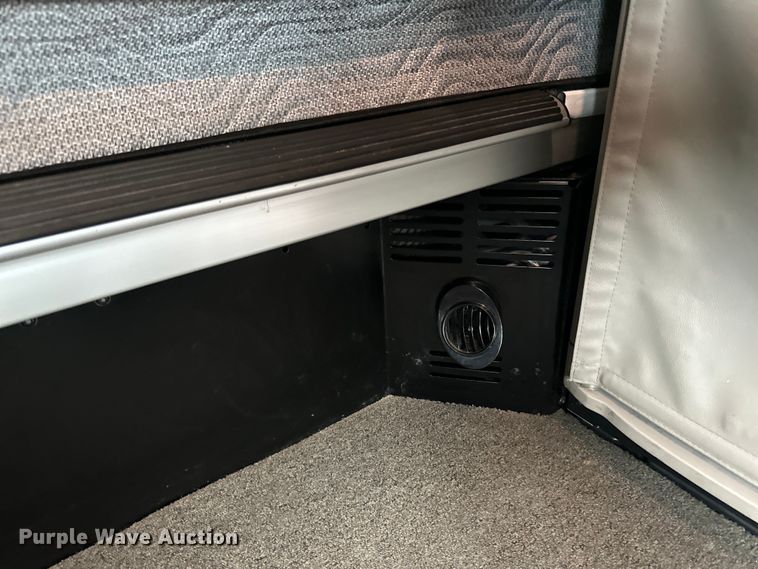 image for item NN9476 2019 Peterbilt  579 semi truck