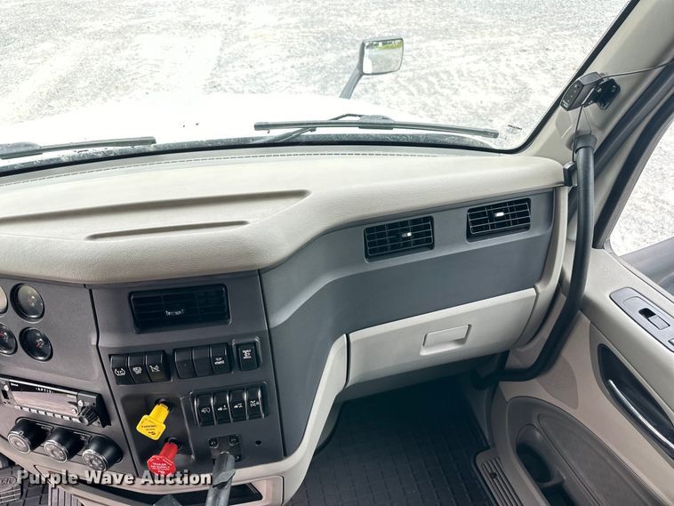 image for item NN9476 2019 Peterbilt  579 semi truck