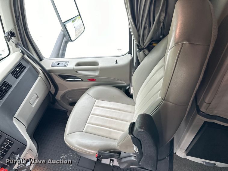 image for item NN9476 2019 Peterbilt  579 semi truck