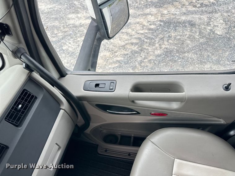 image for item NN9476 2019 Peterbilt  579 semi truck