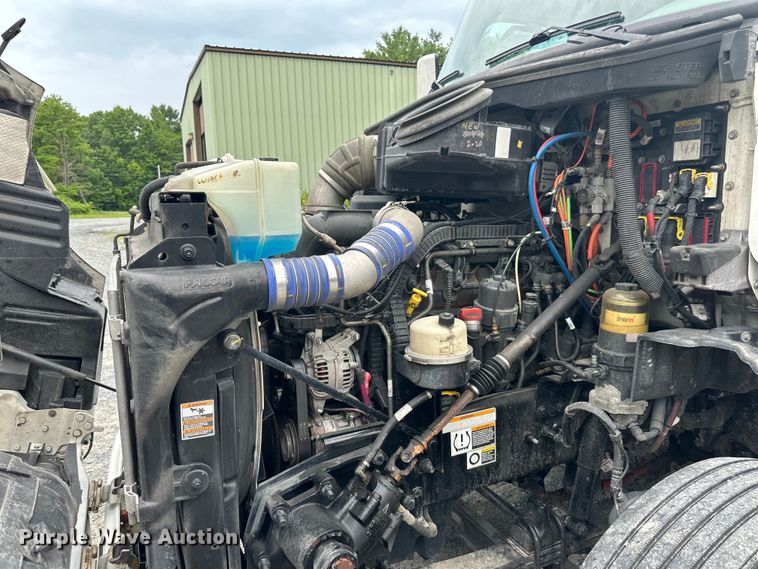 image for item NN9476 2019 Peterbilt  579 semi truck