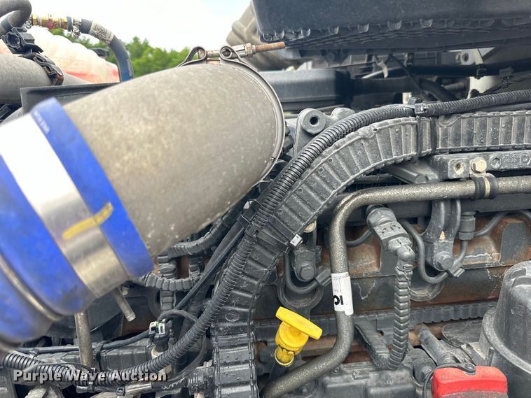 image for item NN9476 2019 Peterbilt  579 semi truck